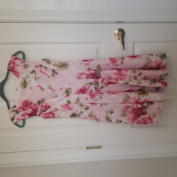 Studio One Dresses & Skirts - Pink lace floral sleeveless dress